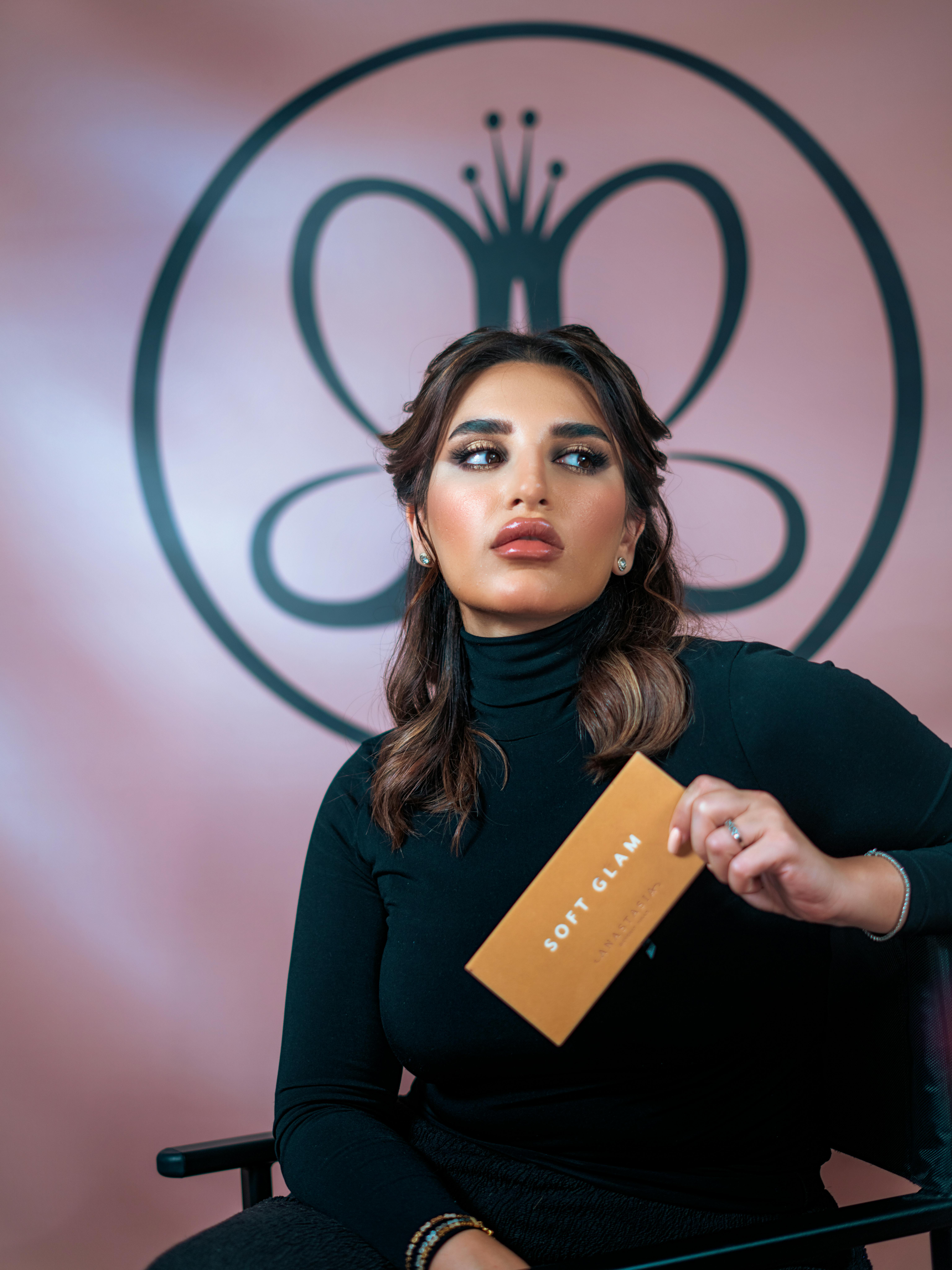 缩略图：明亮霓虹与街景